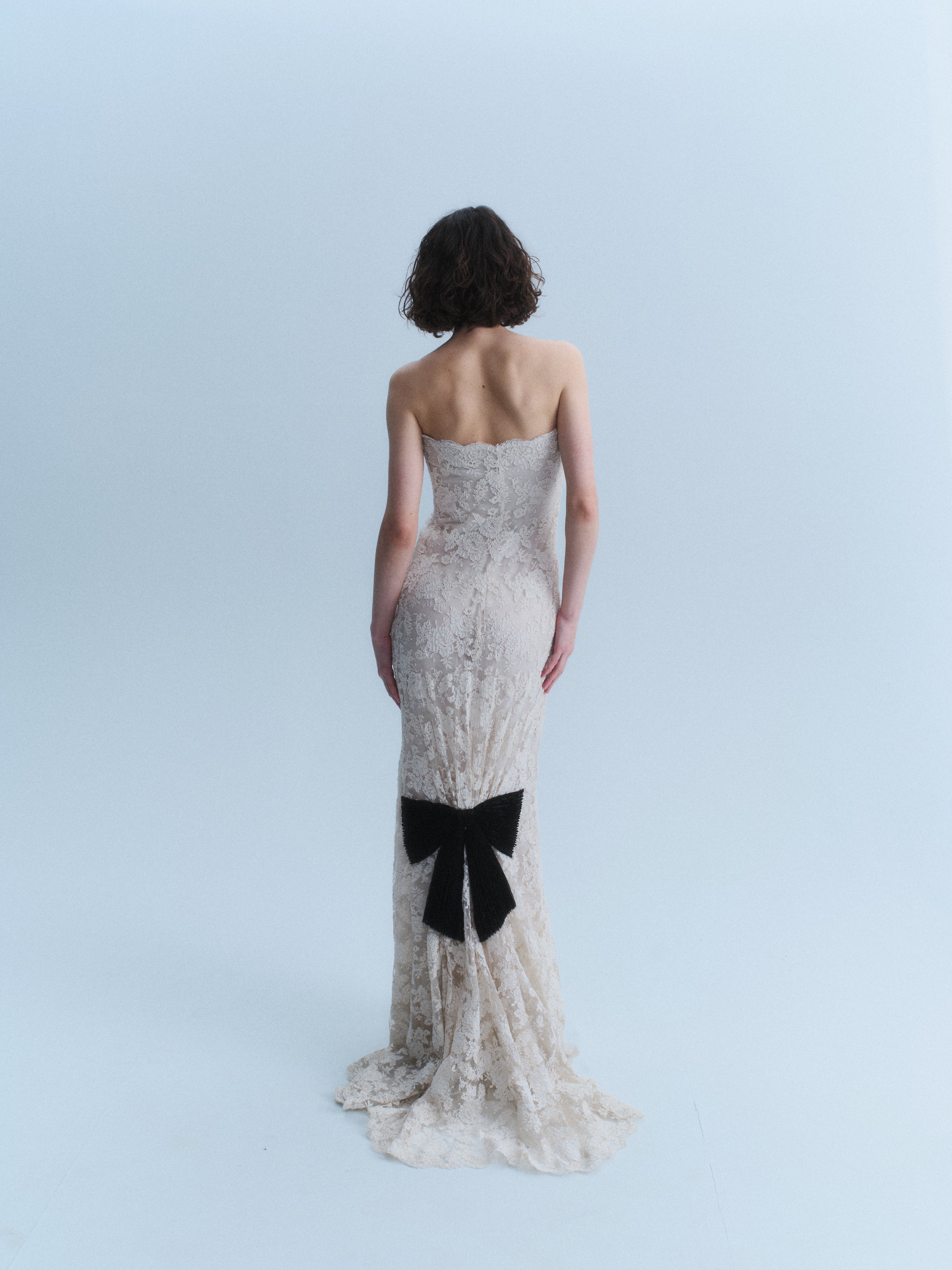 Valentino 2007 Ivory Lace & Black Bow Gown