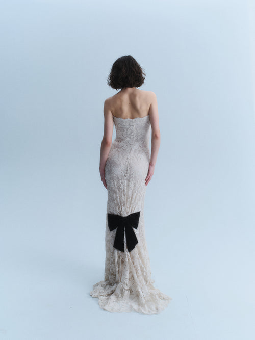 Valentino 2007 Ivory Lace & Black Bow Gown